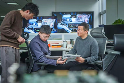 《杭州日报》探访兴发娱乐科技：以创新拼未来 ，“小巨人”迸发“大能量”